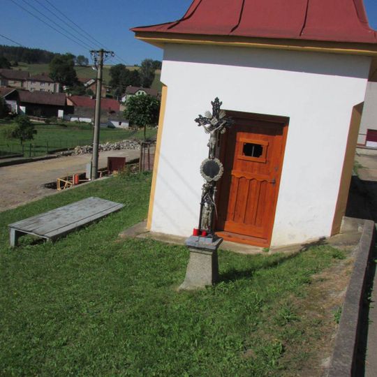 Kříž u kaple v Olešné