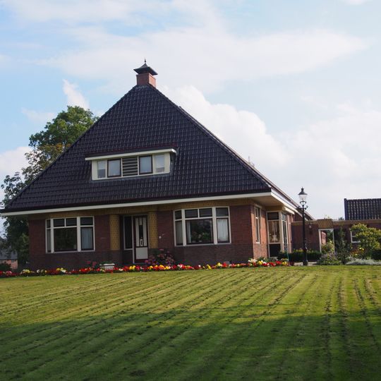 Stolpboerderij met in beide zijgevels twee krimpen