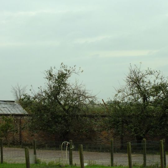 Ommuurde moestuin met één glazen kas tegen de zuidzijde van de noord-muur, twee vrijstaande, open bakstenen kassen binnen de ommuring en twee tuinmanssschuren opgenomen in de ommuring