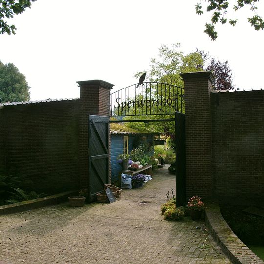 Sperwershof, tuinmuur