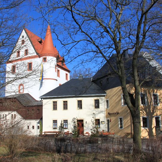 Einzeldenkmale der Sachgesamtheit Schloss Schlettau: Schloss und Herrenhaus mit Zugangsbrücke, Pförtnerhaus , Remisengebäude und Blockhaus im Park sowie Graben- und Einfriedungsmauern (siehe Sachgesamtheits