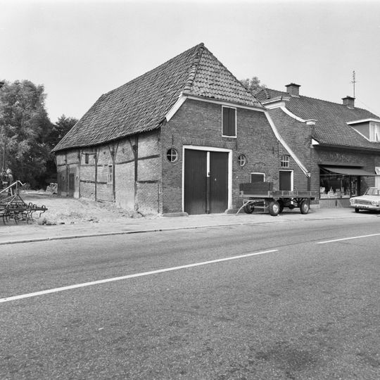Voormalige boerderij met staldeuren van de straat