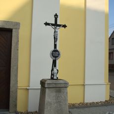 Kříž u kaple sv. Floriana v Mladoňovicích