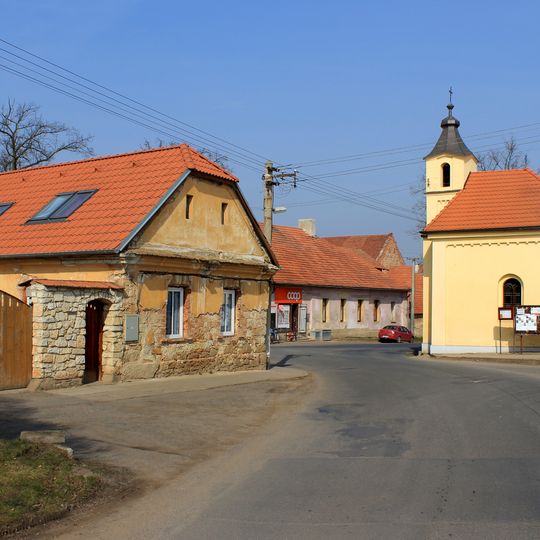 Kaple v Chrášťanech u křižovatky