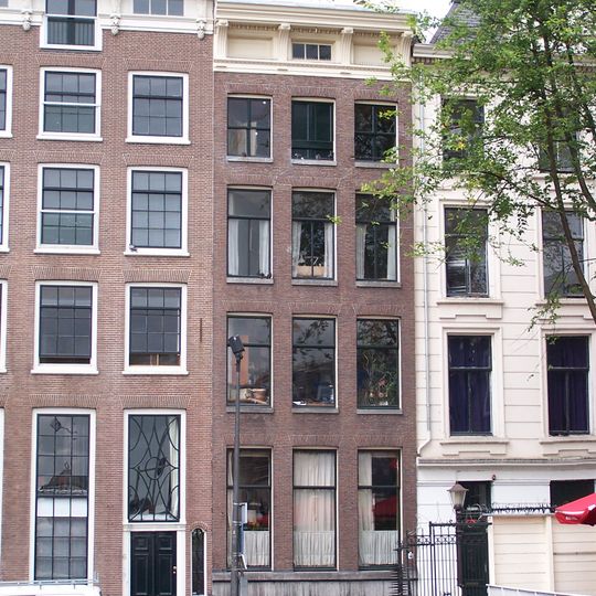 Pand met gevel onder gesneden lijst en puntgevel aan de achterzijde