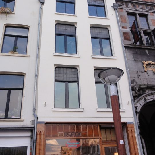 Pand met een eenvoudige gepleisterde lijstgevel