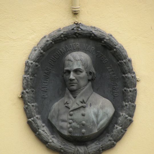 Plastika na fasádě domu v Dědické ulici v Radnici