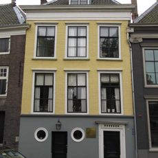 Pand met lijstgevel waarin vensteromlijstingen met geprofileerde dorpels en hoofdgestellen