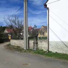 Kříž v Daměticích u zdi