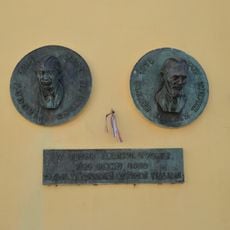 Maliari, pedagógovia, tabuľa pamätná s bustou