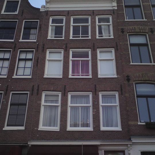 Pand met gevel onder rechte lijst met consoles