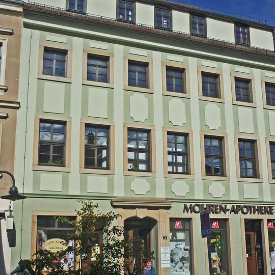 Mohren-Apotheke; Barockes Wohnhaus in geschlossener Bebauung Hauptstraße 4