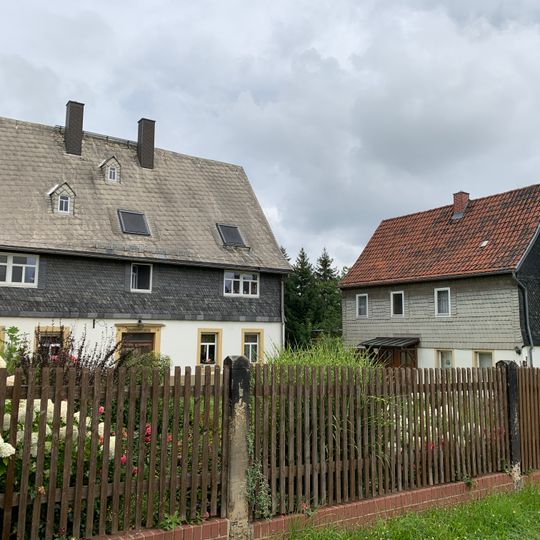 Pfarrhaus und Seitengebäude des Pfarrhofes Gartenweg 1; 2