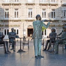 Monumento a la Tertulia (Círculo Literario en el Café Moderno)