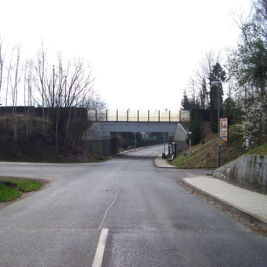 Železniční most přes ulici Brigádníků ve Vysoké Lhotě