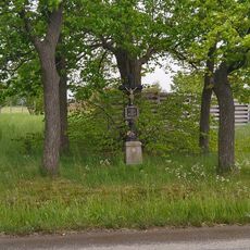 Kříž u silnice na Obořiště