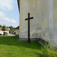 Kříž u kostela ve Větrném Jeníkově