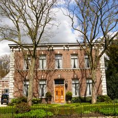 Eclectische villa met aangebouwd koetshuis in neo-renaissancestijl
