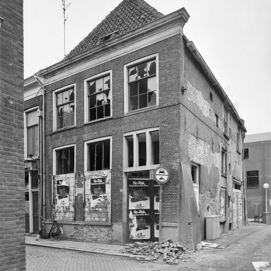 Hoekpand met verdieping en rechte kroonlijst onder schilddak en puntgevel aan achterzijde