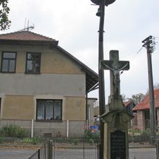 Kříž v Hoděšovicích na návsi