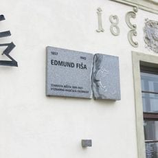 Pamětní deska Edmunda Fišy na muzeu v Bystřici nad Pernštejnem