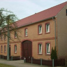 Wohnhaus (mit Durchfahrt) eines Bauernhofs und Feldscheune Dorfstraße 76
