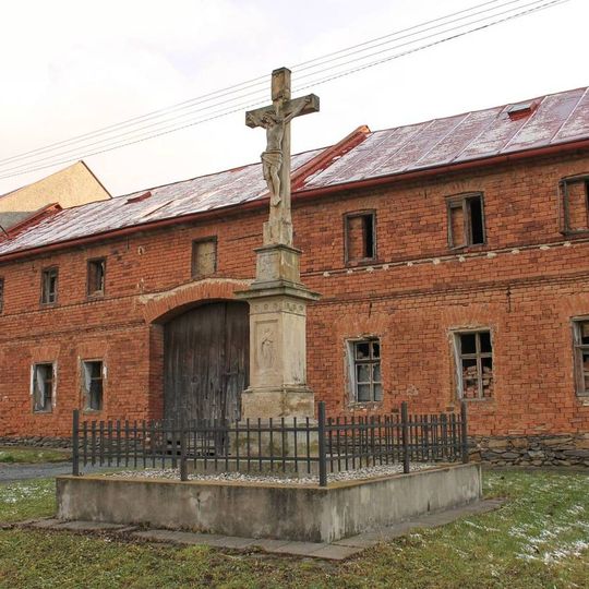 Kříž v Lašťanech v boční ulici