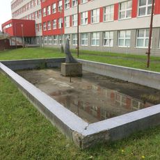 Kašna s lachtanem před nemocnicí v Mostě