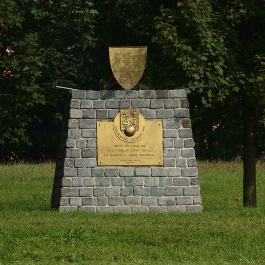 Pomník 1.fotbalového zápasu v Čechách na ostrově v Roudnici nad Labem