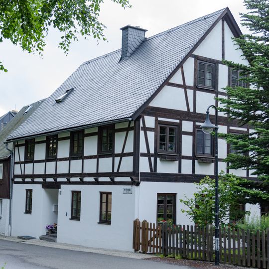 Wohnhaus in geschlossener Bebauung Am Kirchplatz 2