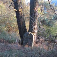 Křížový kámen východně od Hodovíze na svahu