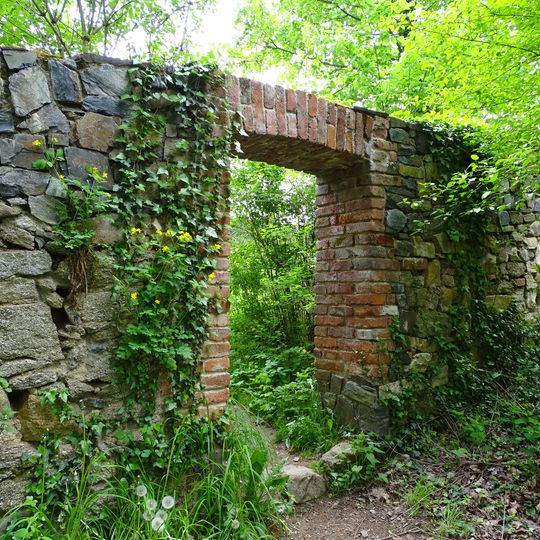 Severovýchodní branka zámeckého parku Vrchotovy Janovice