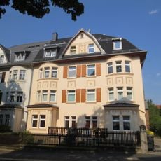 Mietshaus in halboffener Bebauung mit Hinterhaus sowie Vorgarten und Einfriedung Terrassenstraße 19