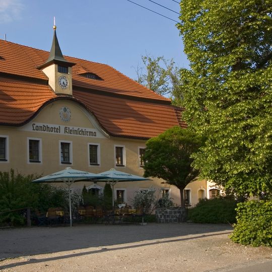 Gasthof mit Saalanbau und östlichem Gebäudeflügel sowie Erbgericht mit hinterem Anbau, Seitengebäude und Einfriedung Freiberger Straße 65; 66