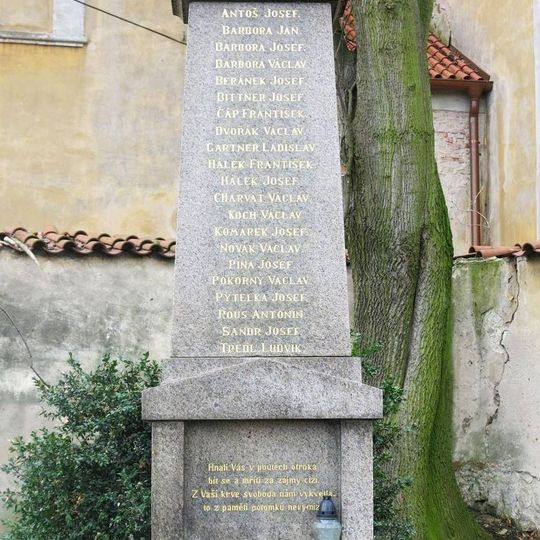 Pomník padlým u kostela v Chlumíně