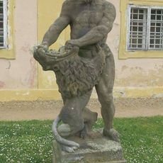 Socha Herkula se lvem u zámku v Krásném Dvoře