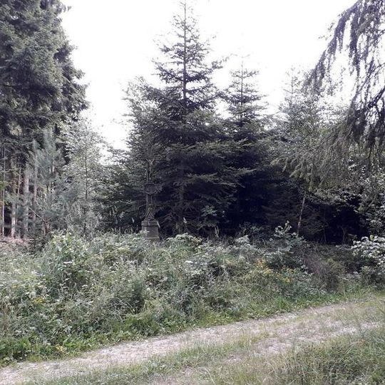 Kříž severně od Dolní Hořice u rozcestí v lese