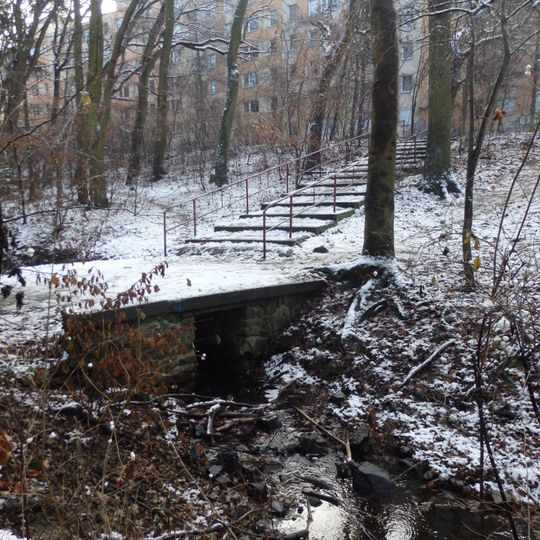 Lávka přes Lhotecký potok pod západní části Rakovského ulice