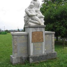 Pomník padlým ve středu Crhova