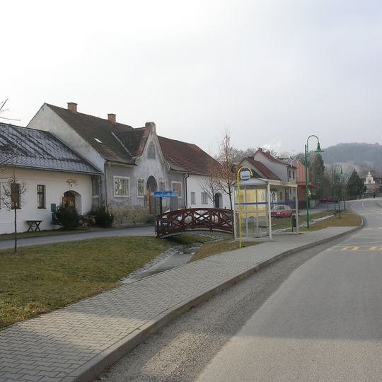 Lávka přes strouhu u autobusové zastávky v Malenicích