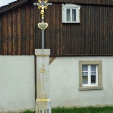 Wohnstallhaus und Scheune eines Zweiseithofes sowie Betkreuz Am Teichdamm 18