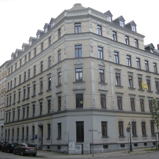 Mietshaus in geschlossener Bebauung in Ecklage Lessingplatz 6