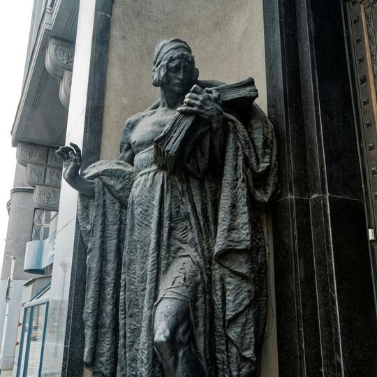 Socha alegorie účetnictví a obchodu u schodů do Galerie moderního umění v Hradci Králové