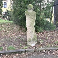 Kamenná plastika Odhmotnění v zahradě rozhlasu v Ústí nad Labem