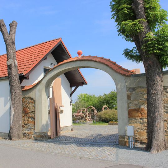 Torbogen einer Hofzufahrt mit seitlicher Mauer Zum Windpark 7