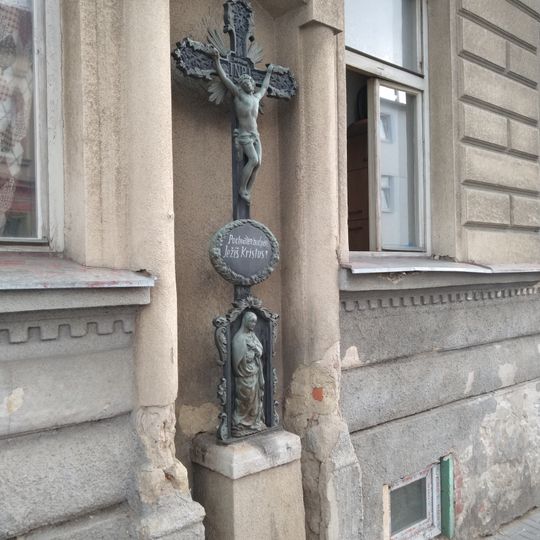 Kříž na domě Novohradská 60