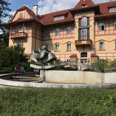 Fontána před lázeňským domem Jestřabí v Luhačovicích