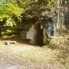 Skalní kaplička svatého Antonína v západní části Mařenic