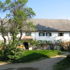 Bauernhaus Tanzer mit Wachsfigur Jesuskind in barockem Schrein