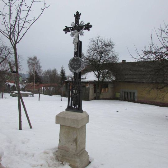 Kříž u obecního úřadu ve Veselé